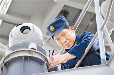 劉隆武在調(diào)試裝備。廖宇飛攝 劉隆武在調(diào)試裝備。廖宇飛攝