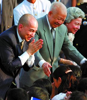 柬埔寨現(xiàn)任國王西哈莫尼為西哈努克和莫尼列太后之子 柬埔寨現(xiàn)任國王西哈莫尼為西哈努克和莫尼列太后之子