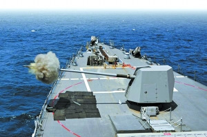 美國“麥坎貝爾號”驅逐艦10月20日在越南附近水域開展實彈射擊演練。 美國“麥坎貝爾號”驅逐艦10月20日在越南附近水域開展實彈射擊演練。