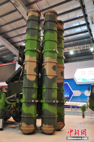 中國自主研制的新一代防空主戰裝備——FD-2000遠程防空導彈武器系統,在珠海航展上首次登臺亮相。 中國自主研制的新一代防空主戰裝備——FD-2000遠程防空導彈武器系統,在珠海航展上首次登臺亮相。