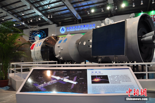 天宮一號空間站與神九飛船對接模型。陳海峰 攝 天宮一號空間站與神九飛船對接模型。陳海峰 攝