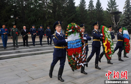 雙方空軍代表獻花 雙方空軍代表獻花
