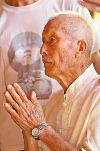 老兵賈善明雙手合十祈禱平安 老兵賈善明雙手合十祈禱平安