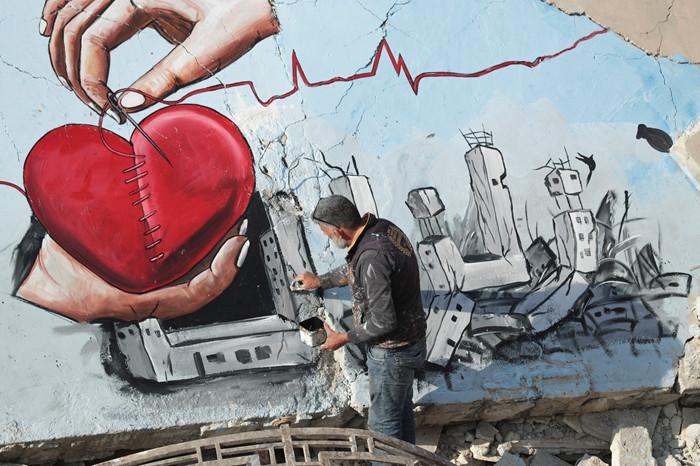 敘利亞藝術家在地震廢墟上畫畫