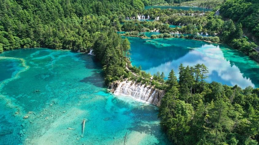 初夏時節 九寨溝風景如畫引游人