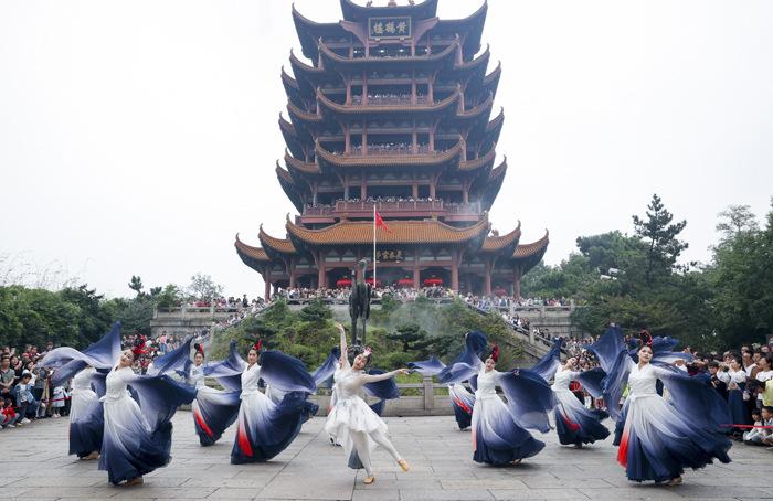 賞景、逛展、看表演 民眾樂享假期