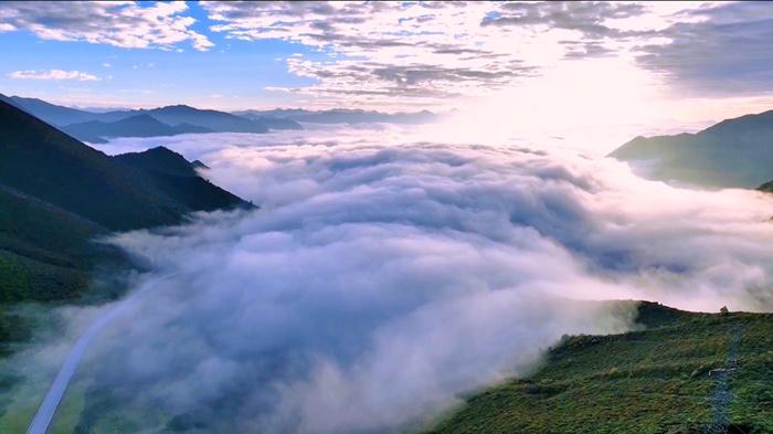 航拍青?；ブ鄙剑涸旗F繚繞 宛若仙境