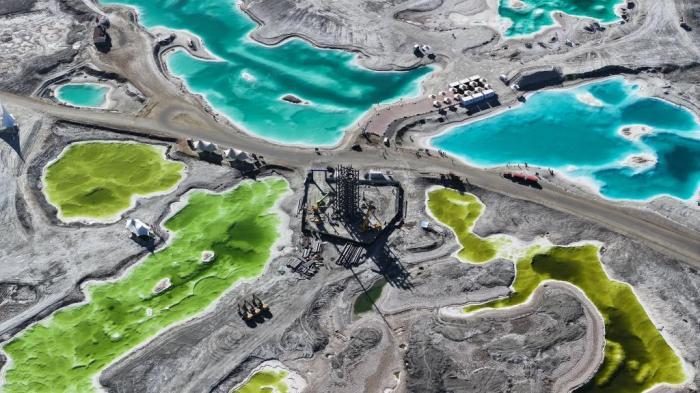 小雪時節大柴旦翡翠湖色彩斑斕