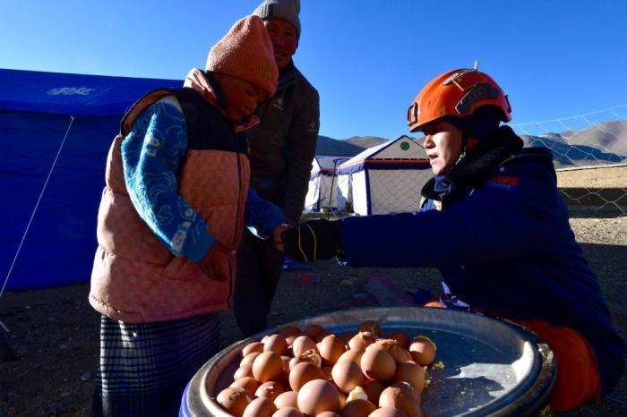 西藏定日縣地震措果鄉民眾震后第一頓早餐