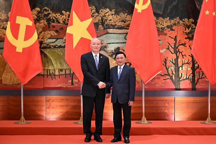 蔡奇同越共中央政治局委員、中央書記處常務書記陳錦繡舉行會談