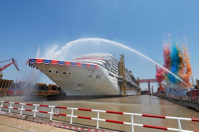 第二艘國(guó)產(chǎn)大型郵輪“愛達(dá)·花城號(hào)”實(shí)現(xiàn)塢內(nèi)起浮