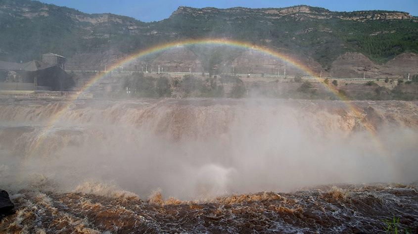 黃河壺口瀑布呈現(xiàn)“彩虹橋”景觀