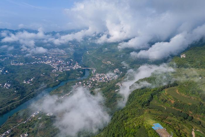 貴州黔西：云繞山巒村景美