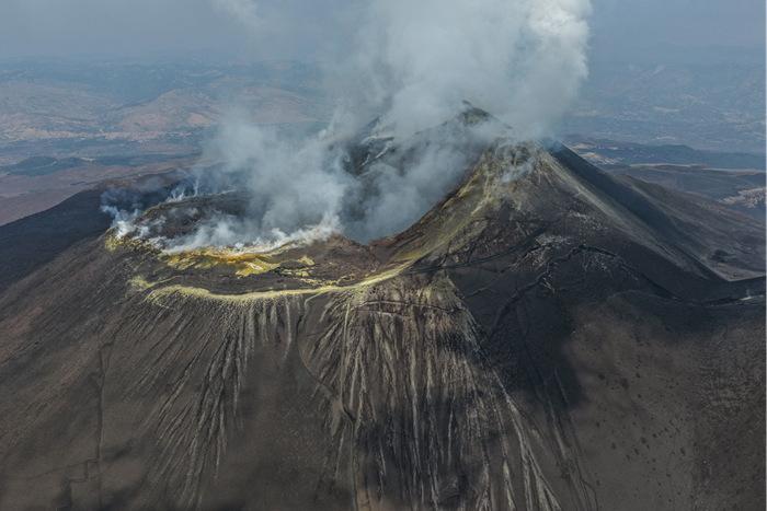 意大利埃特納火山噴發 濃煙和火山灰沖向天空
