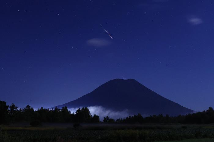 英仙座流星雨劃過日本北海道夜空
