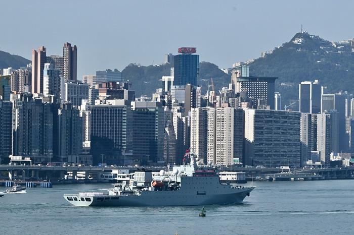 海軍戚繼光艦、沂蒙山艦抵達香港