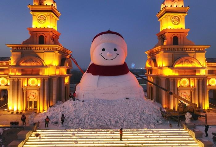 哈爾濱網紅大雪人“露臉”