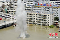 圖:甘肅舟曲堰塞湖再次實施爆破