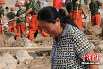 甘肅舟曲泥石流 幸存者含淚祭奠遇難親屬