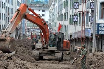 圖:武警交通部隊搶通舟曲縣城主干道