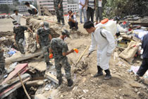 醫療隊舟曲災區進行防疫消毒