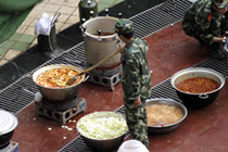 舟曲泥石流災區 戰士做露天大鍋飯