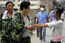 舟曲泥石流:女孩災區送水