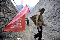 圖片故事:災區“背簍突擊隊”