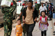 帶著孫輩投奔外地親戚的老人