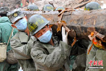 舟曲泥石流:救援未止 不言放棄