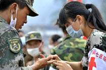 高清圖:行走在廢墟上的女兵醫療隊