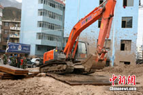 圖:首批80塊橋廂運抵舟曲災區