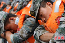 舟曲泥石流災區 疲憊的救援人員