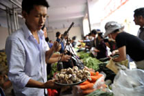 舟曲災區急需商品“菜市場”開業