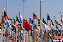 上海世博旗林下半旗哀悼舟曲遇難同胞