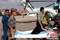 圖:空軍超美洲豹直升機轉運舟曲重傷員