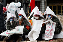 舟曲突然降雨 士兵拿編織袋應急