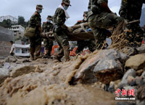 武警戰士艱難涉水搶救受災民眾