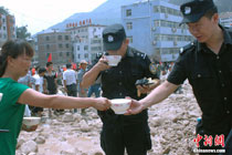 百姓為救援的特警送水解渴