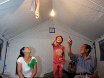 甘肅舟曲災民安置區告別黑暗