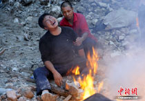 失去父母、女兒的男子痛悼親人