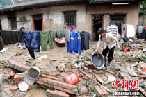 甘肅天水災區民眾展開自救