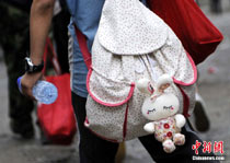 背著書包撤離災區的小孩