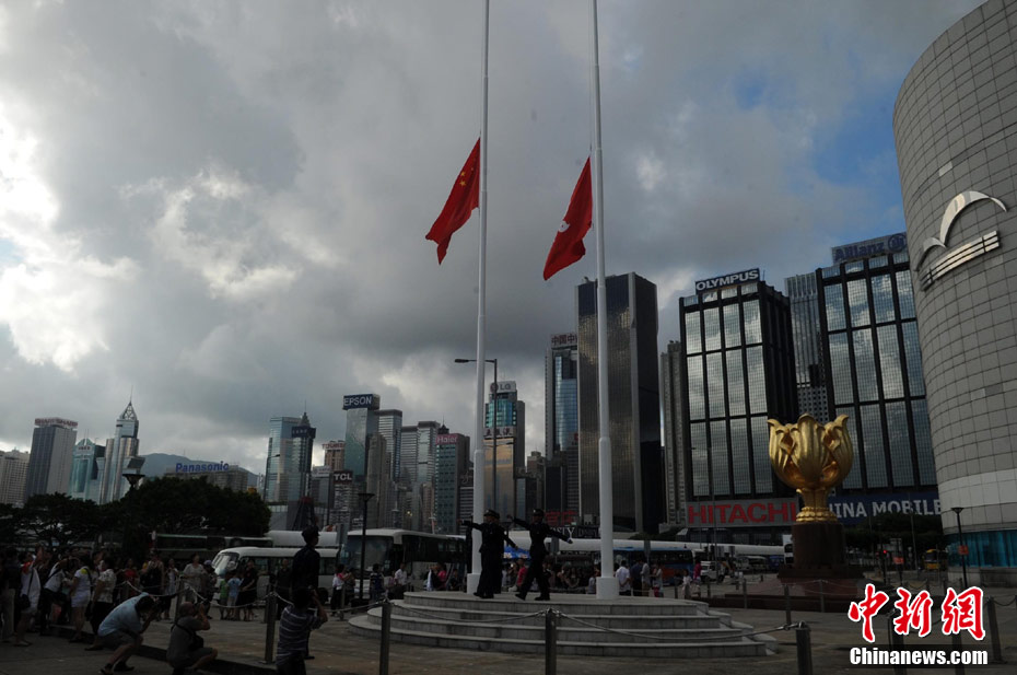 香港降半旗哀悼舟曲泥石流遇難同胞