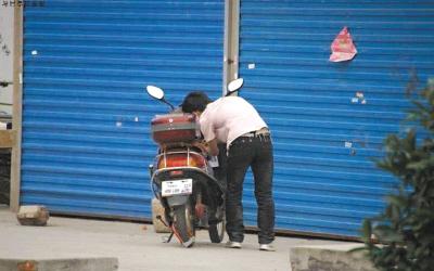 網友曝光男生鎖車要挾女生談戀愛(組圖)