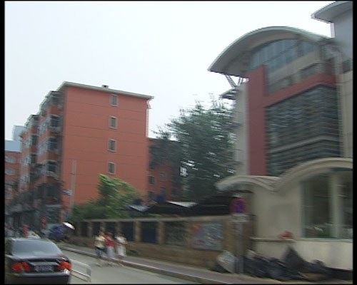 圖3:華清嘉園21號樓,它幾乎鑲嵌在中關村二小的校園里,是距離二小最近的一棟樓房,但這棟樓房竟然不是學區房