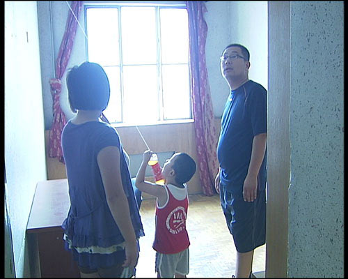 圖2:已在豐臺區置業的王先生一家為了四歲的孩子將來能入讀中關村三小,相中了這套建于1994年,建面64平方米的房子,但164萬元的售價還是超出了他的心理預期