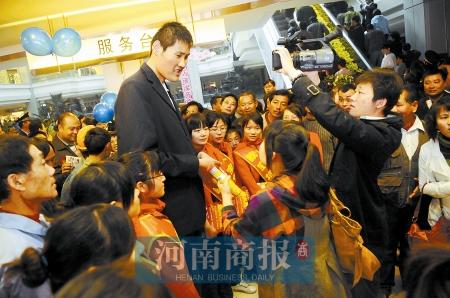 2.46米男子征婚要求女方身高超1.7米(圖)