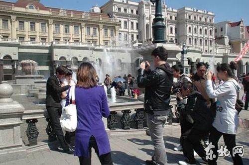 新娘穿塑料婚紗拍照被疑炒作(組圖)