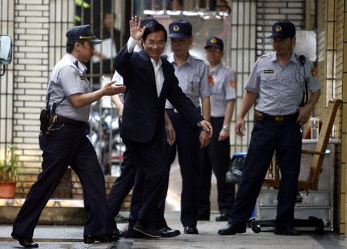 11日上午,扁家弊案二審宣判,陳水扁走下囚車時神情愉悅地向媒體記者揮手致意。圖片來源:“中央社”